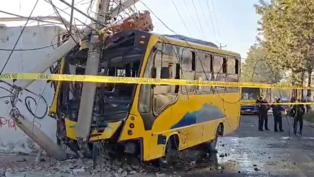 Camión chocó contra poste al huir de incidente vial en Xochimehuacan