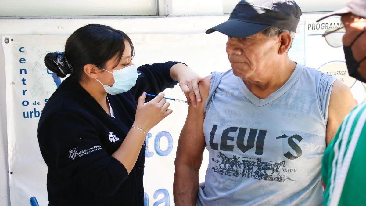 Continúa la campaña de vacunación contra COVID-19 e influenza en Puebla