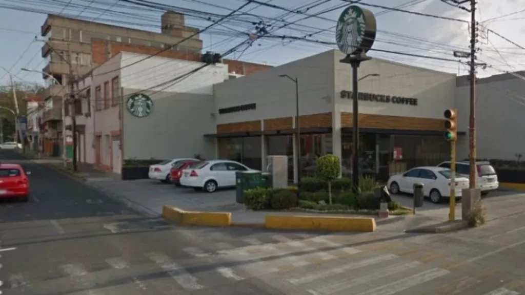 A punta de pistola asaltan a clientes y empleados de Starbucks en El Carmen