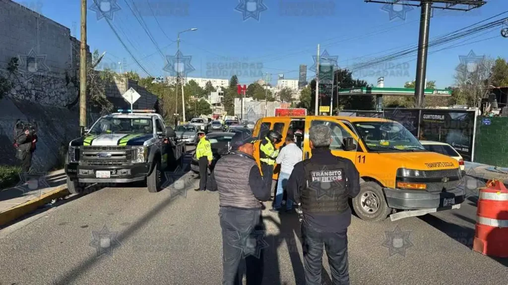 Vehículo chocó contra unidad de transporte escolar en la 25 Poniente