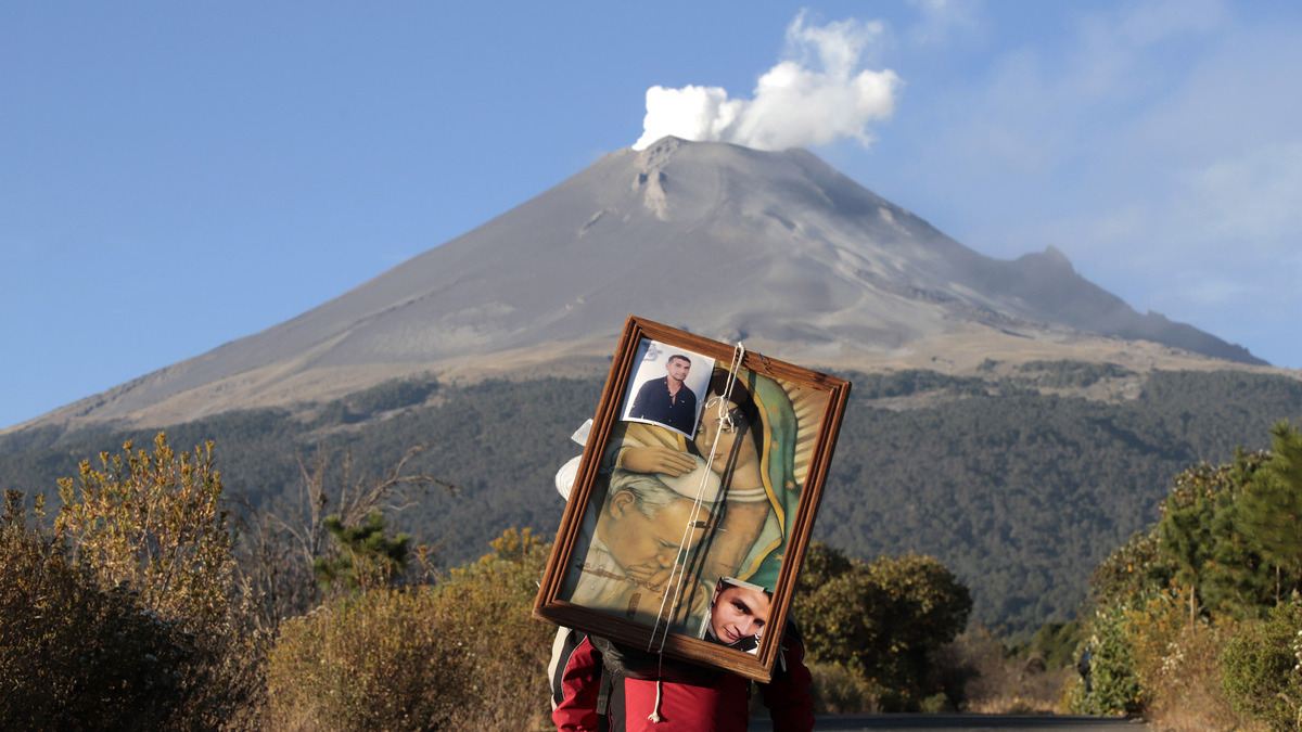 Peregrinos guadalupanos de Puebla en su trayecto por Paso de Cortés hacia la Basílica de Guadalupe