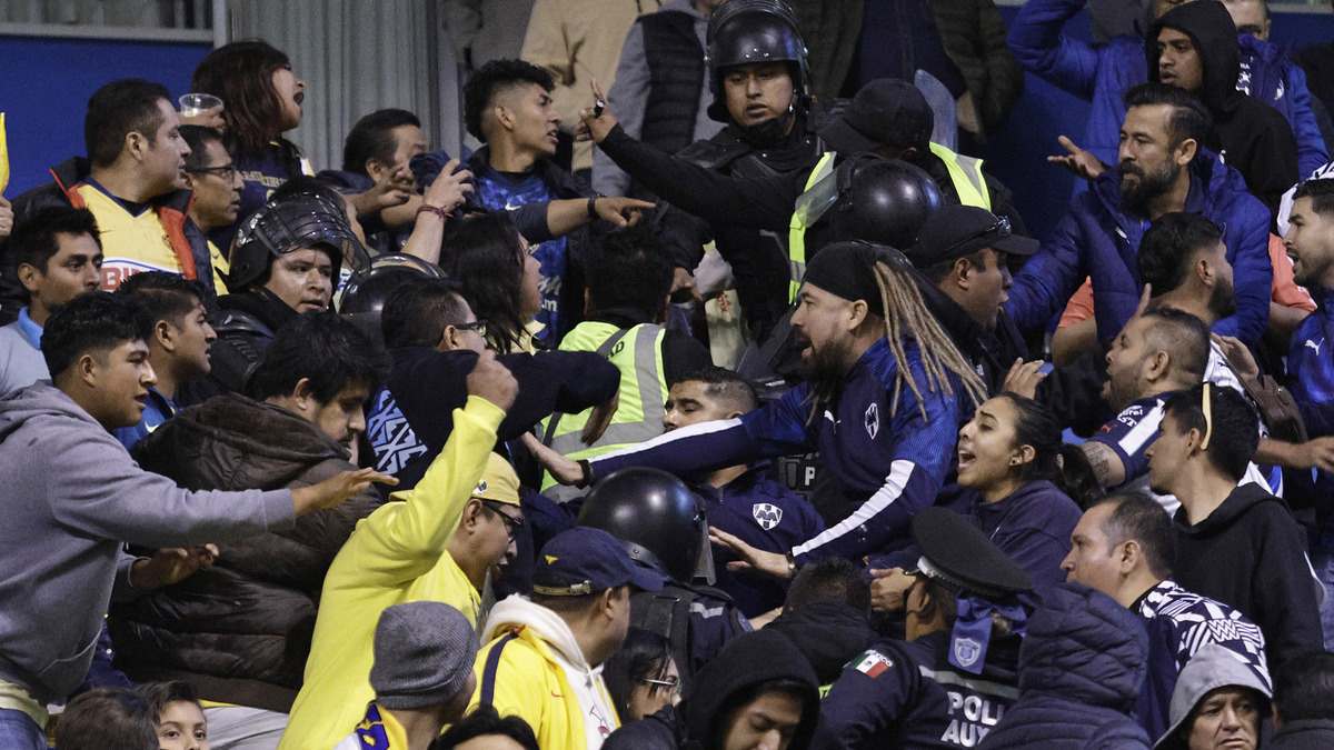 Bronca entre aficionados de América y Rayados en el Cuauhtémoc al final del partido