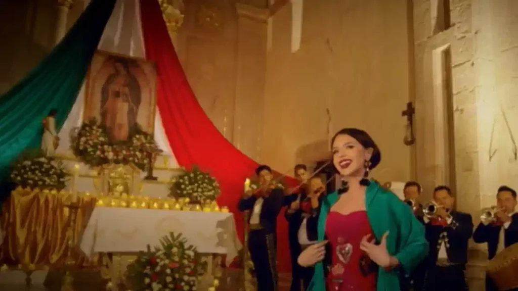 Ángela Aguilar cantando las Mañanitas a la virgen en la Basílica de Guadalupe.