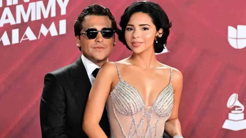 Christian Nodal y Ángela Aguilar en la edición 25 de los Latin Grammy.