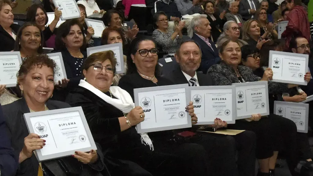 Se gradúan 176 de la Universidad para Adultos de la BUAP