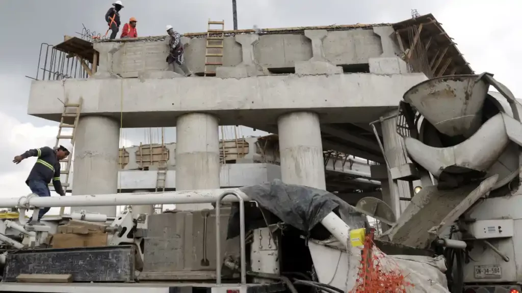 Trabajadores laborando en la construcción del Distribuidor de Amalucan.