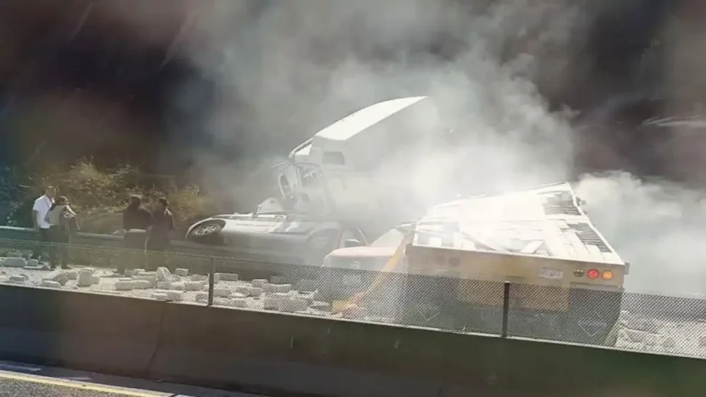 Tres muertos y al menos seis heridos tras accidente en la autopista Perote-Xalapa