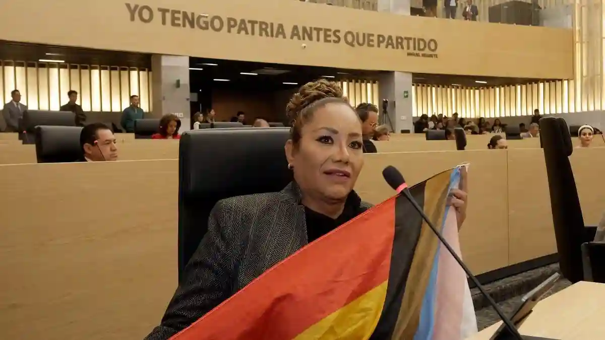 Gabriela Chumacero rinde protesta como primera diputada trans de Puebla