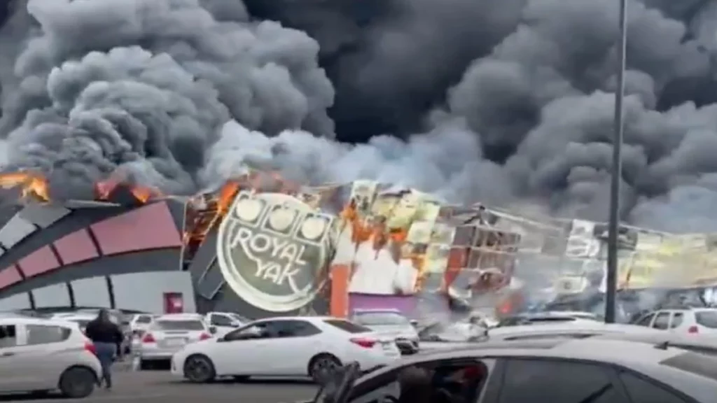 Incendio consumió el casino Royal Yak en Culiacán, Sinaloa