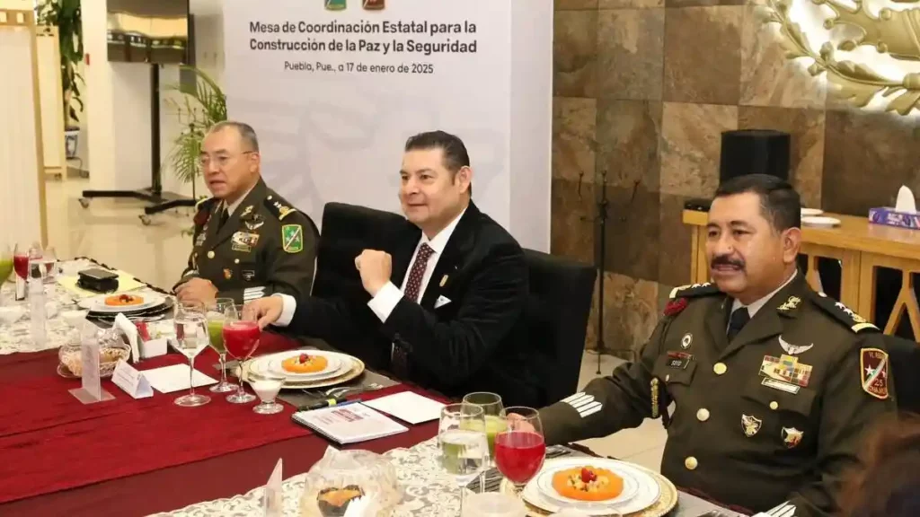 Alejandro Armenta encabezó mesa de seguridad en la XXV Zona Militar