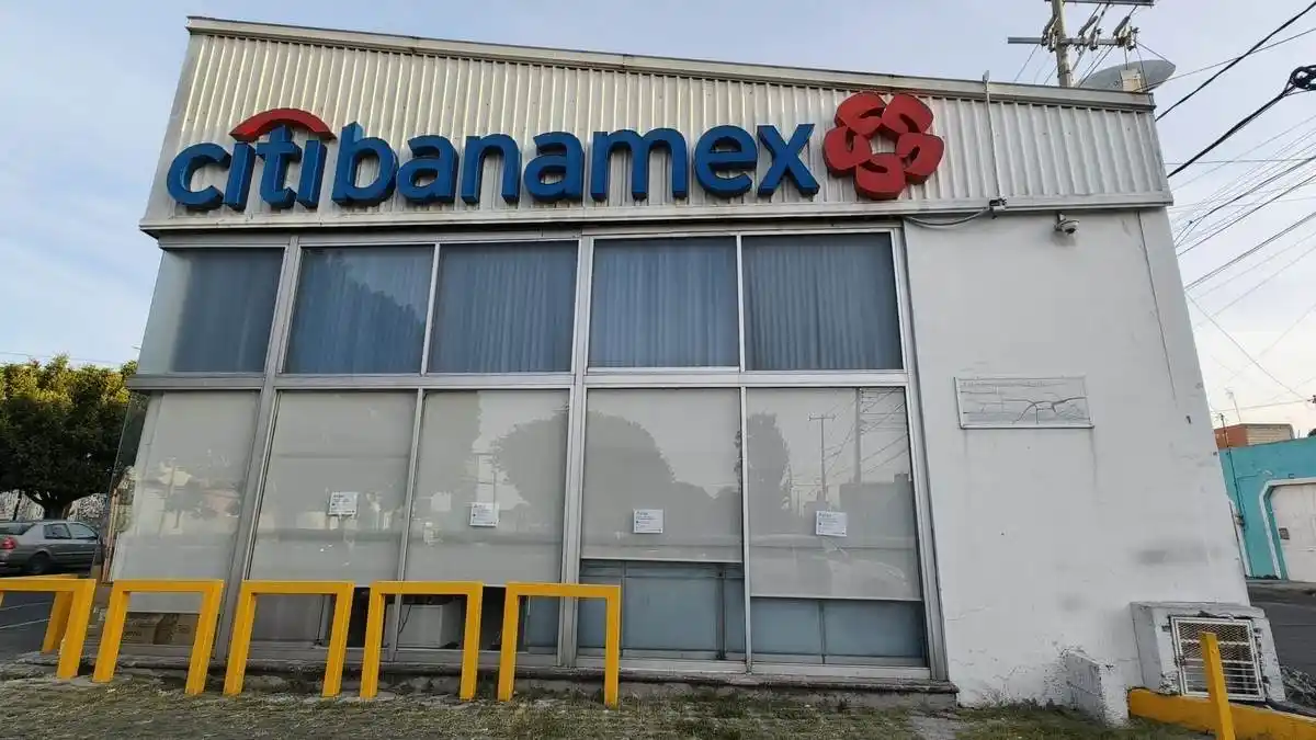 Ladrón asaltó a cajera de Banamex Bulevar 5 de Mayo