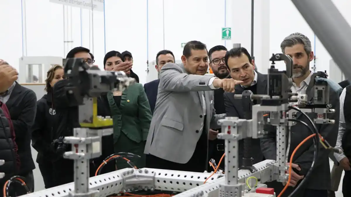 Líderes del proyecto Olinia visitaron centros de innovación en la capital y San José Chiapa, junto al gobernador Alejandro Armenta