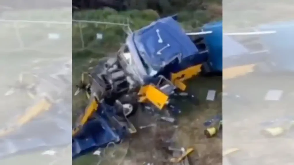 Tráiler volcó én la autopista México-Puebla