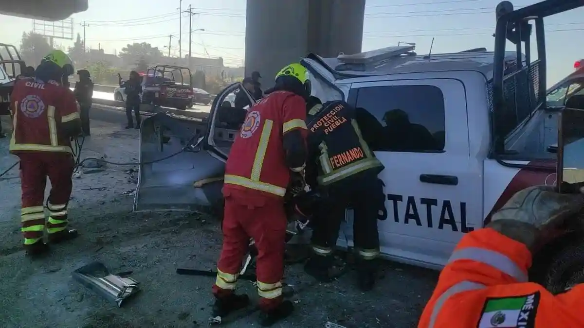 Dos policías de SSP heridos tras choque en la autopista México-Puebla