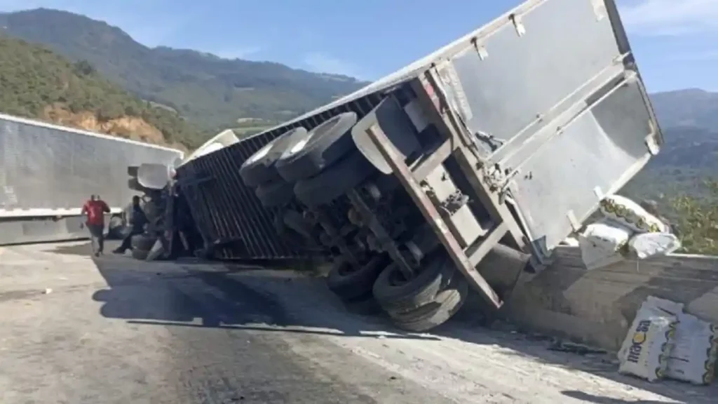 Choque de tráilers bloqueó la autopista Puebla-Orizaba