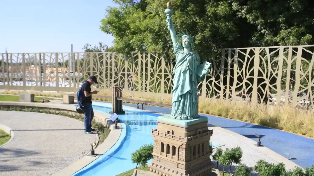 Maqueta de la Estatua de la Libertad, ubicada en Jersey City.