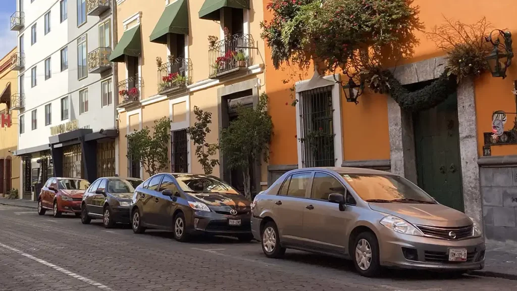 Estacionamiento con parquímetros en el centro histórico