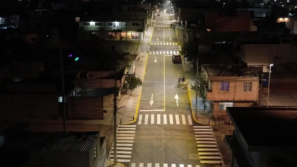 Alcalde de Puebla entrega calle pavimentada en colonia Valle del Paraíso