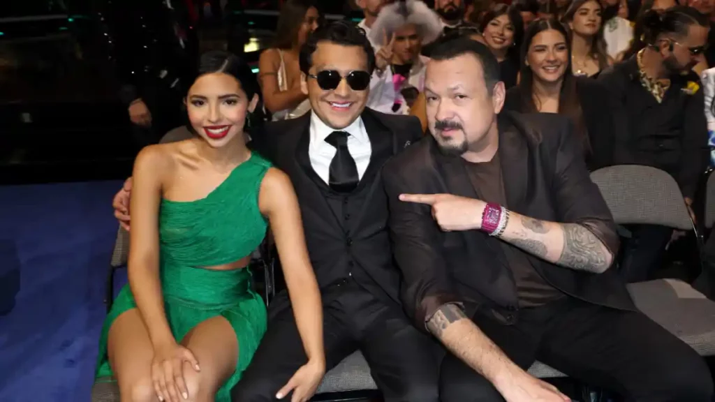 Ángela Aguilar, Christian Nodal y Pepe Aguilar en los Latin Grammy.