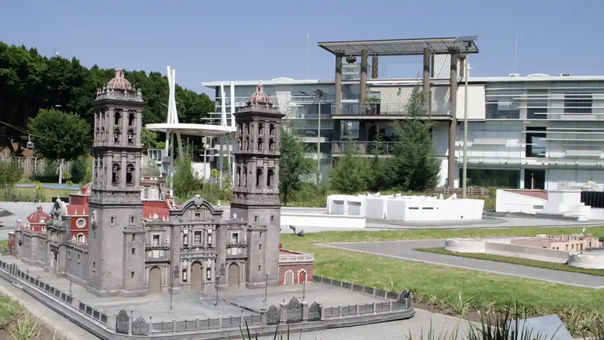 Maqueta de la Catedral de Puebla que forma parte del Parque de los Gigantes de Puebla.