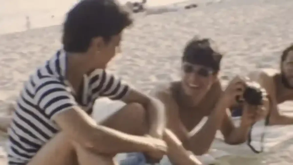 Claudia Sheinbaum y su esposo en la playa cuando se conocieron en la universidad.