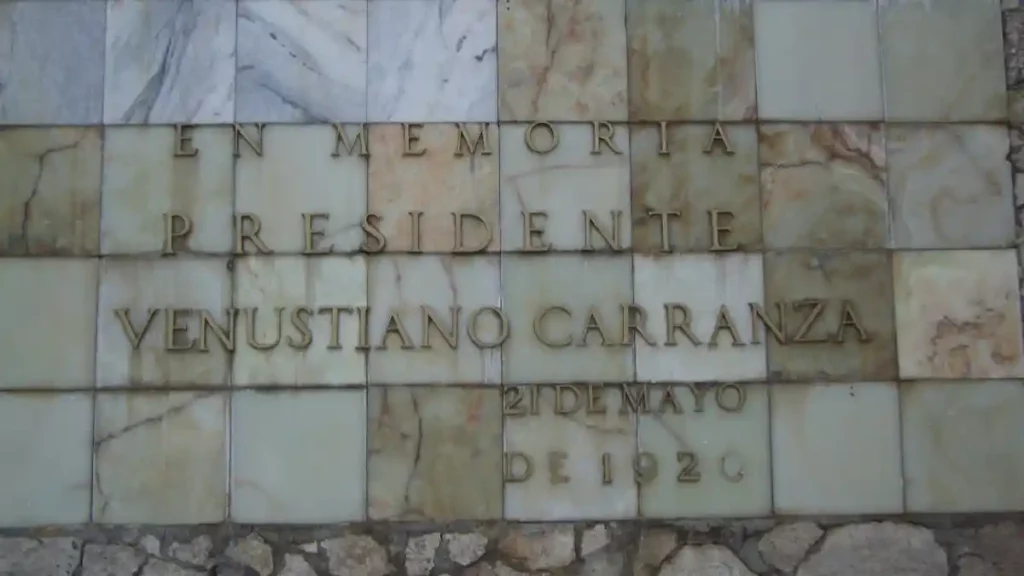 Leyenda del monumento: "En Memoria al presidente Venustiano Carranza 21 de mayo de 1920".