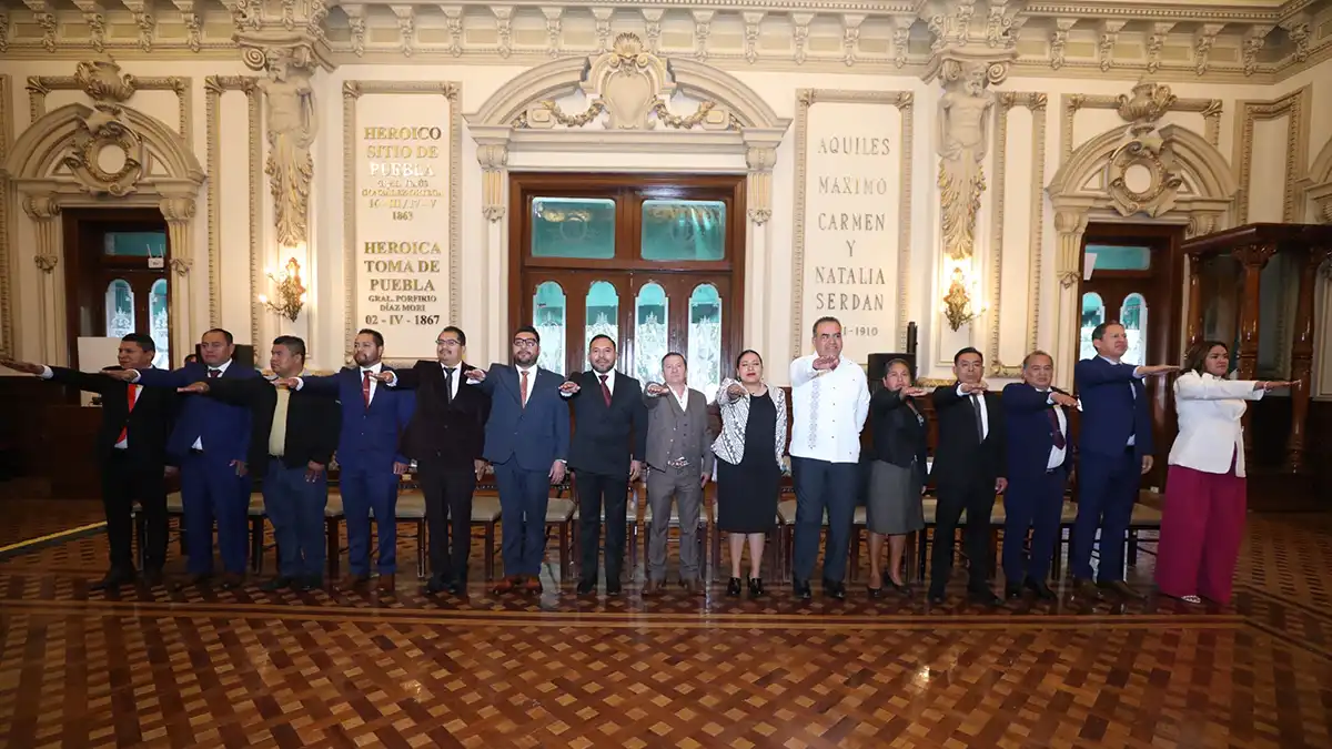 Rinden protesta 15 ediles auxiliares de Puebla