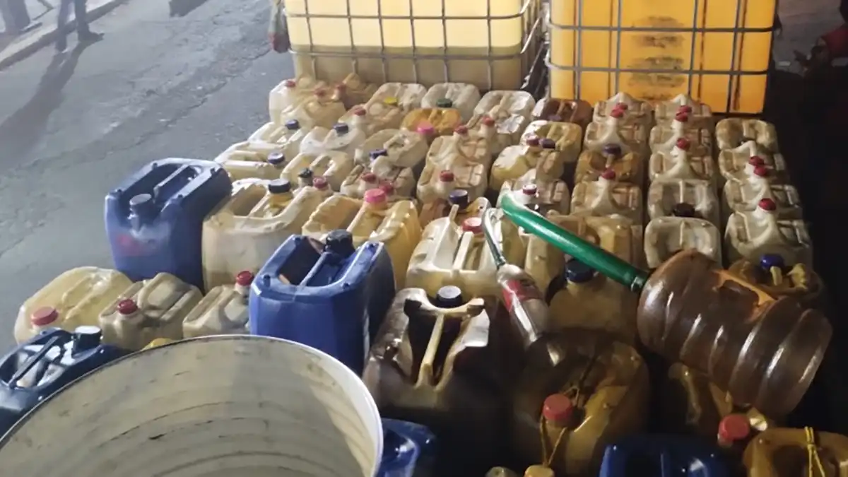 Detienen en Tlahuapan a cinco sujetos con 56 bidones de huachicol