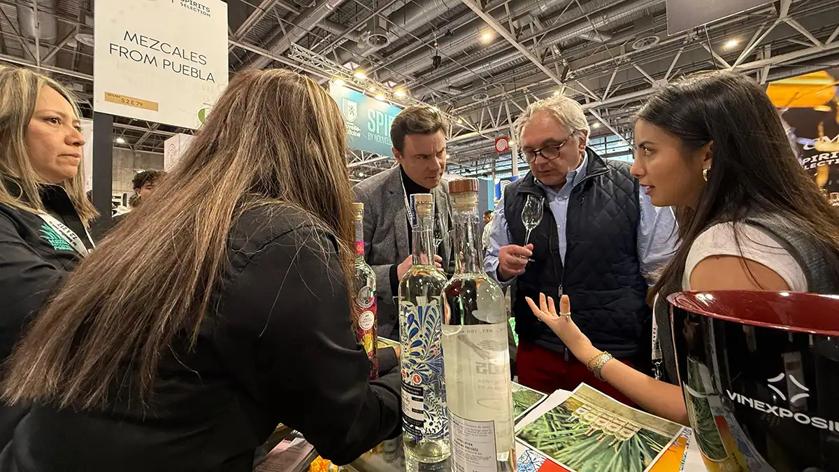 Puebla presume su mezcal en la Feria de París 2025