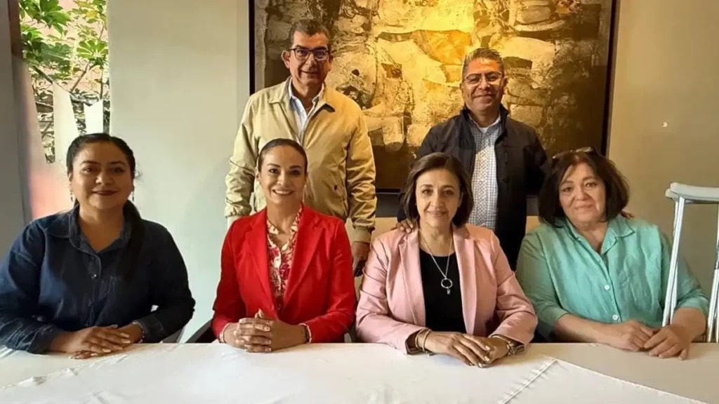 Liliana Ortiz, esposa de Eduardo Rivera, en reunión con diputados locales y regidores